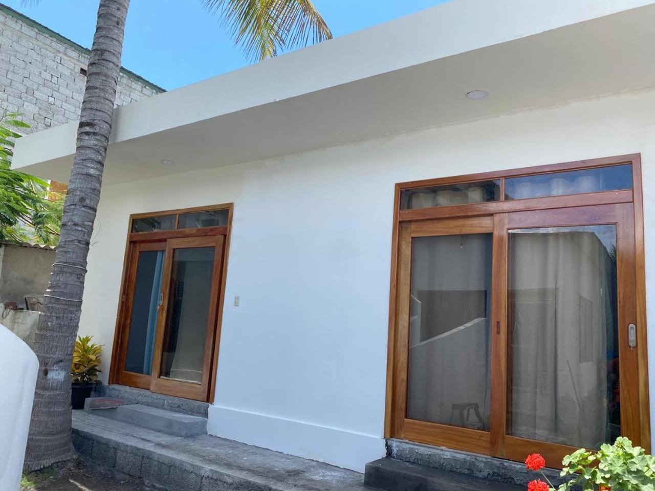Penguin House Hotel Puerto Villamil Bagian luar foto