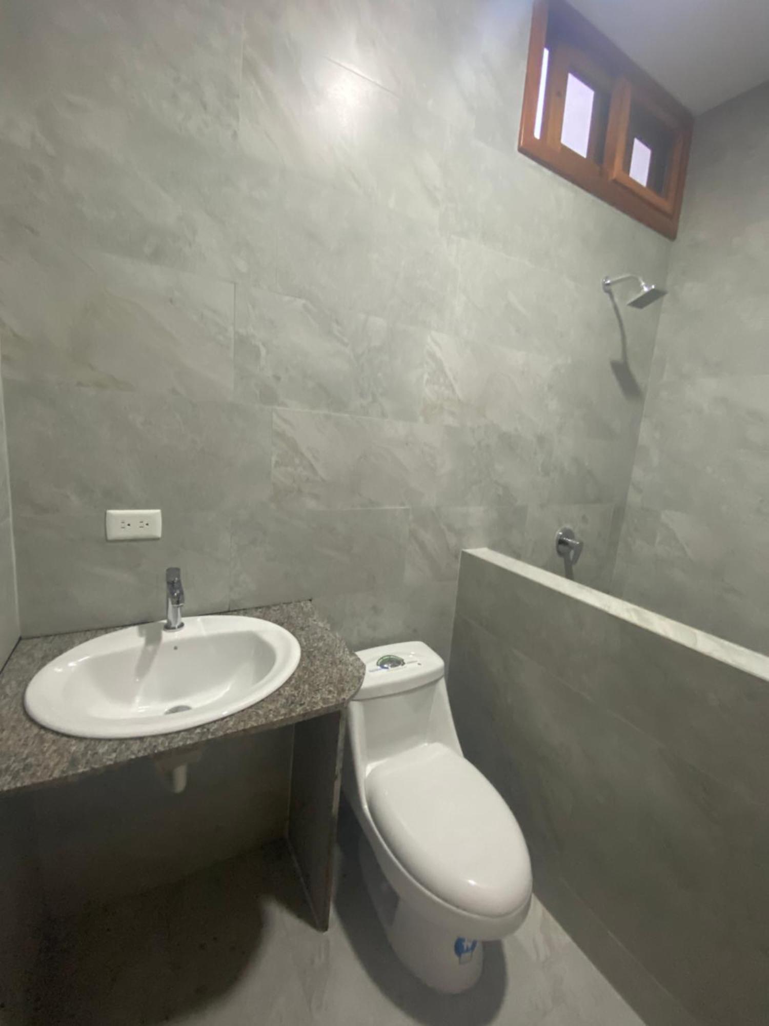 Penguin House Hotel Puerto Villamil Bagian luar foto