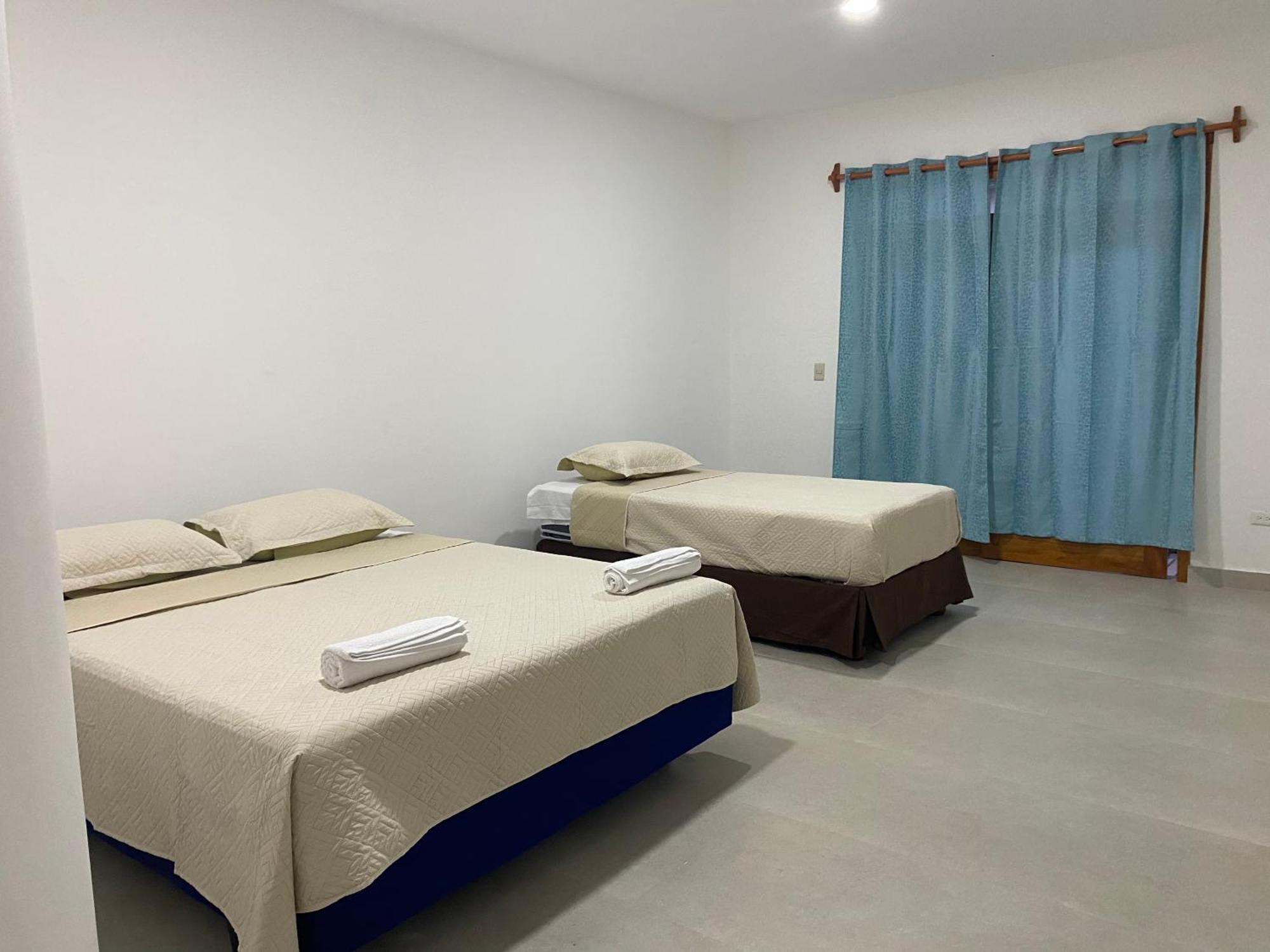 Penguin House Hotel Puerto Villamil Bagian luar foto